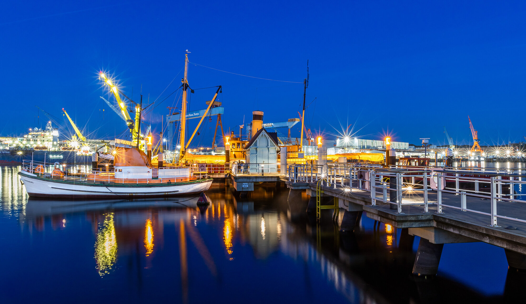 museumshafen am abend