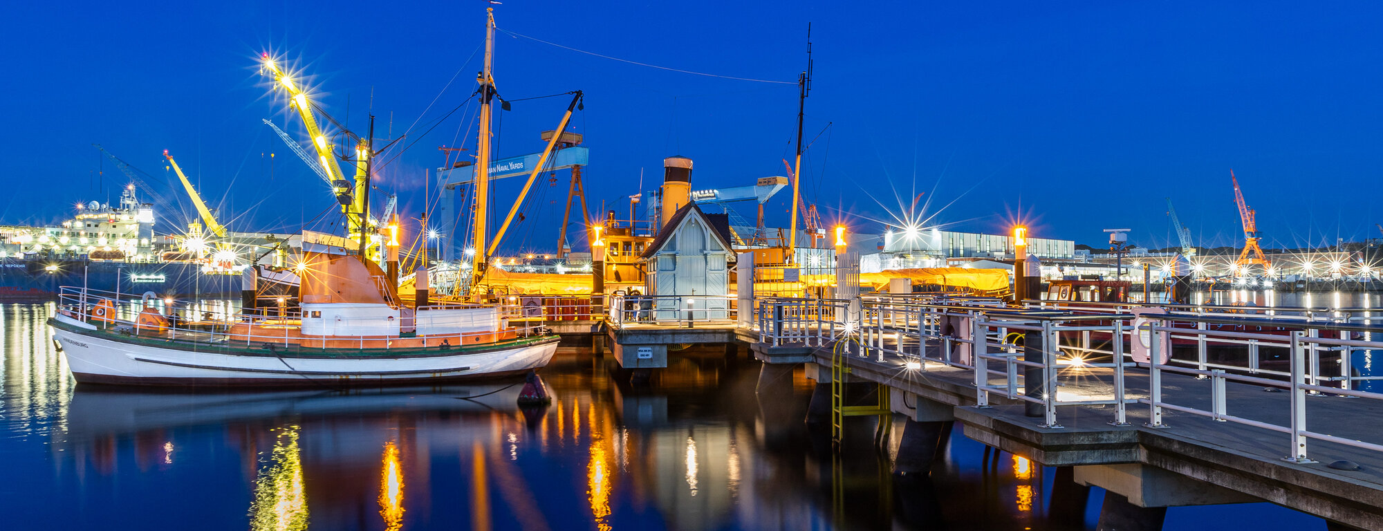 museumshafen am abend