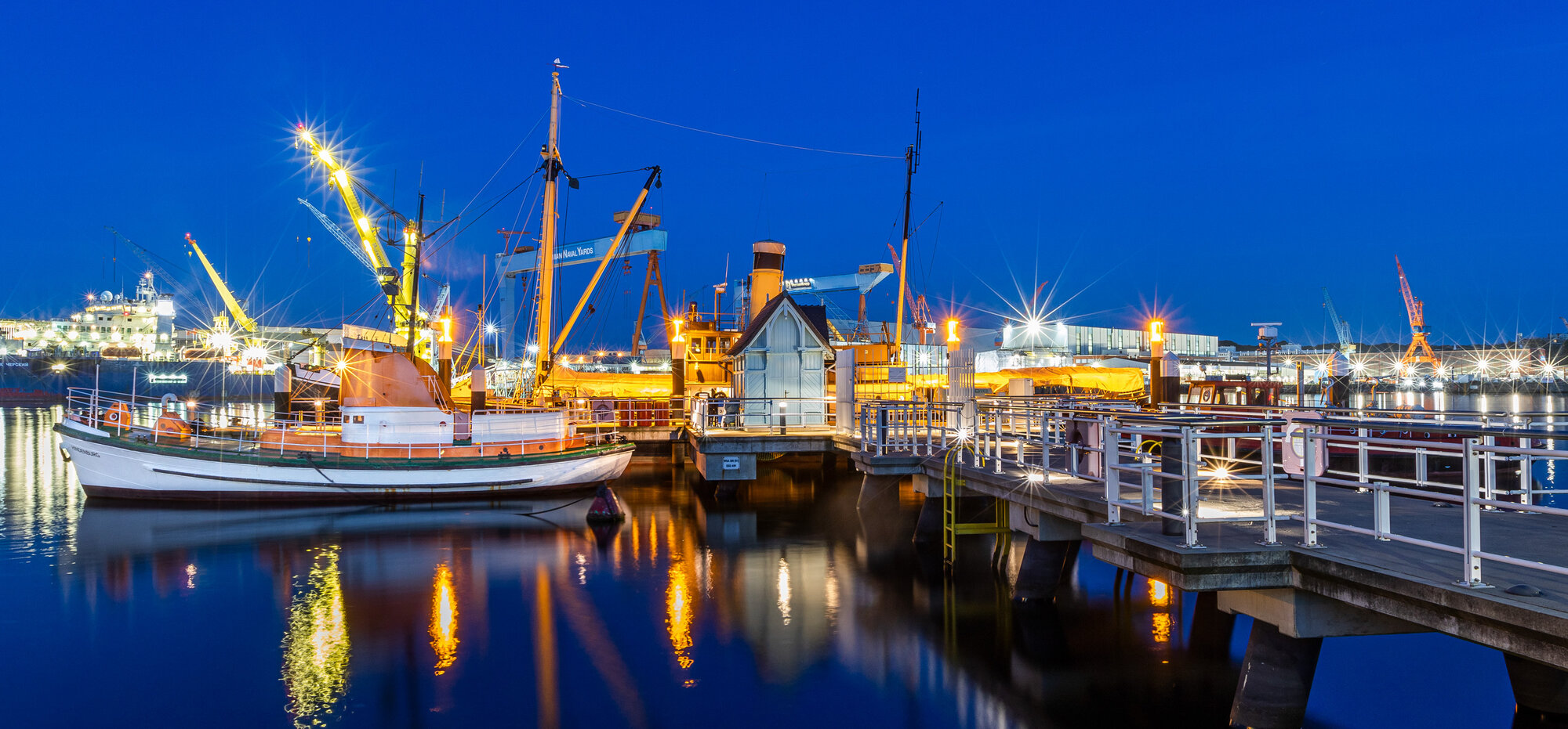 museumshafen am abend